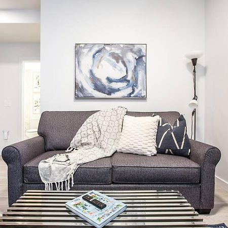 *New* Modern Suite King Bed! Netflix! Sleeps 4! Edmonton Buitenkant foto