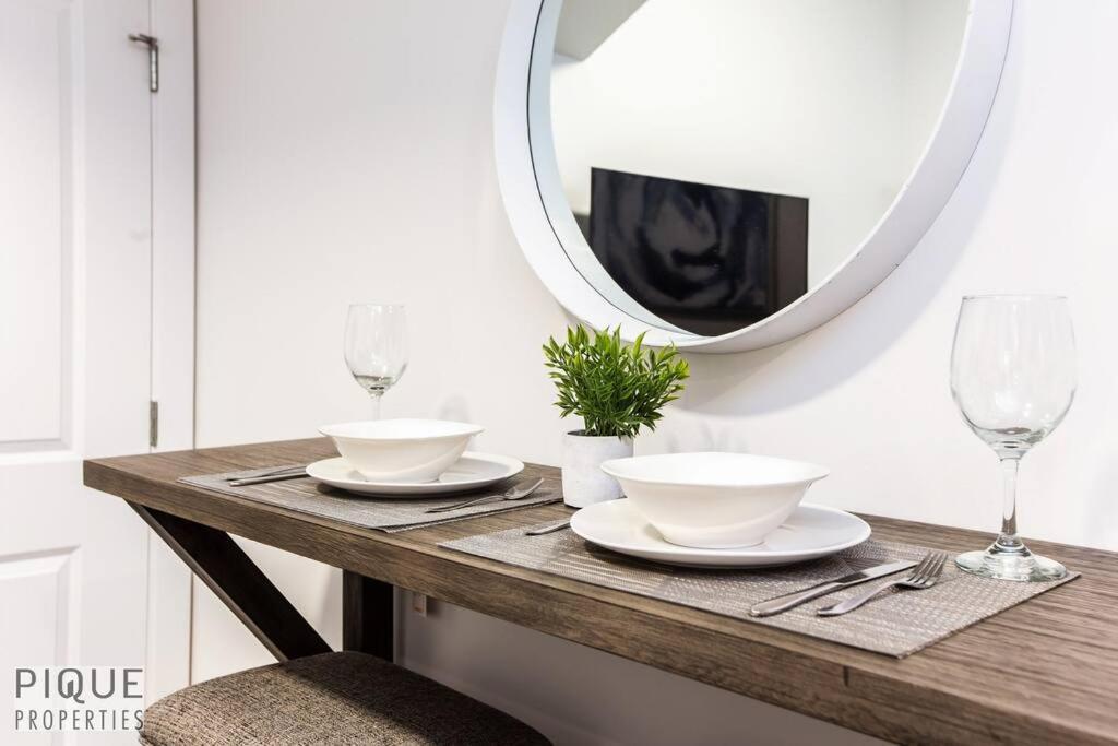 *New* Modern Suite King Bed! Netflix! Sleeps 4! Edmonton Buitenkant foto