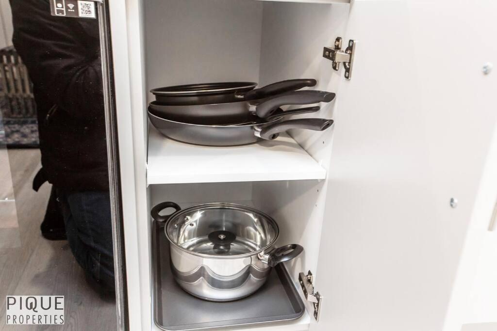 *New* Modern Suite King Bed! Netflix! Sleeps 4! Edmonton Buitenkant foto