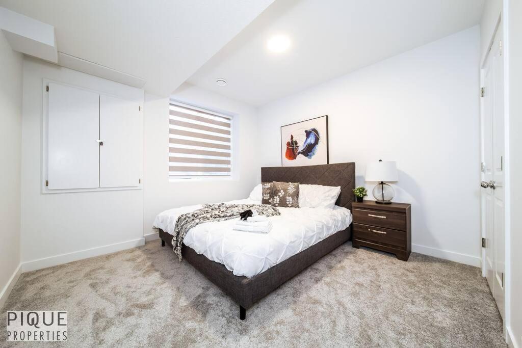 *New* Modern Suite King Bed! Netflix! Sleeps 4! Edmonton Buitenkant foto