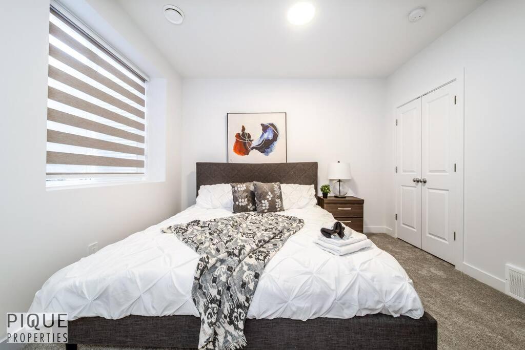 *New* Modern Suite King Bed! Netflix! Sleeps 4! Edmonton Buitenkant foto
