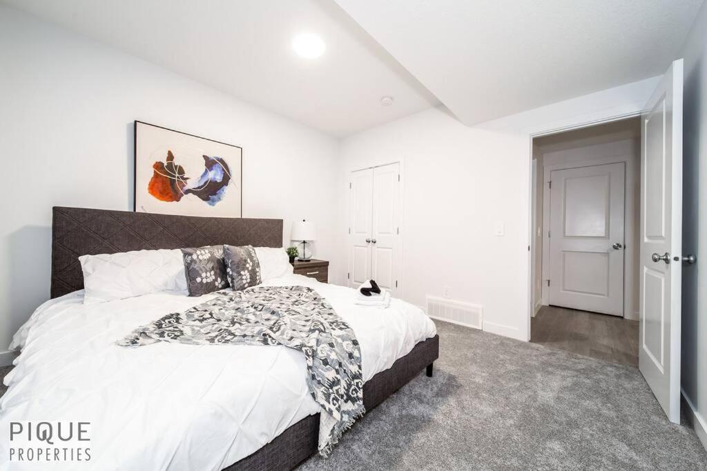 *New* Modern Suite King Bed! Netflix! Sleeps 4! Edmonton Buitenkant foto
