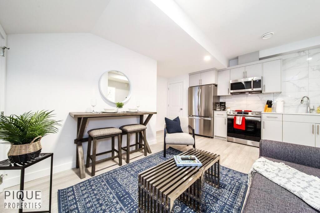 *New* Modern Suite King Bed! Netflix! Sleeps 4! Edmonton Buitenkant foto