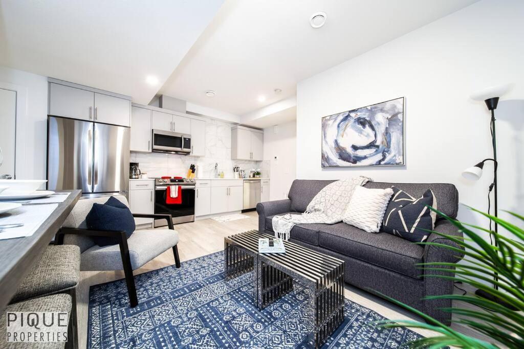 *New* Modern Suite King Bed! Netflix! Sleeps 4! Edmonton Buitenkant foto