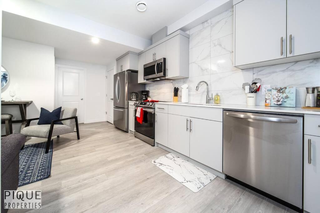*New* Modern Suite King Bed! Netflix! Sleeps 4! Edmonton Buitenkant foto