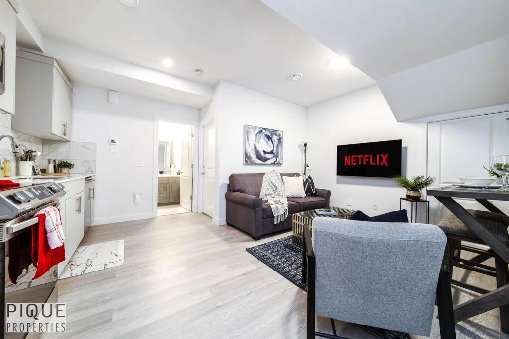 *New* Modern Suite King Bed! Netflix! Sleeps 4! Edmonton Buitenkant foto