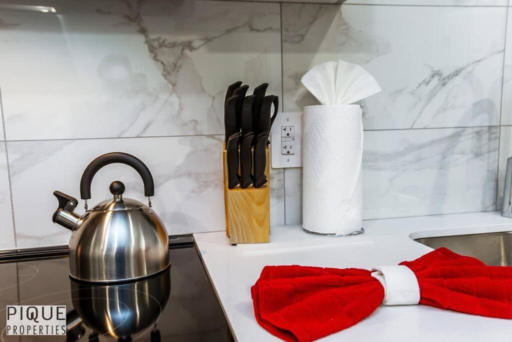 *New* Modern Suite King Bed! Netflix! Sleeps 4! Edmonton Buitenkant foto