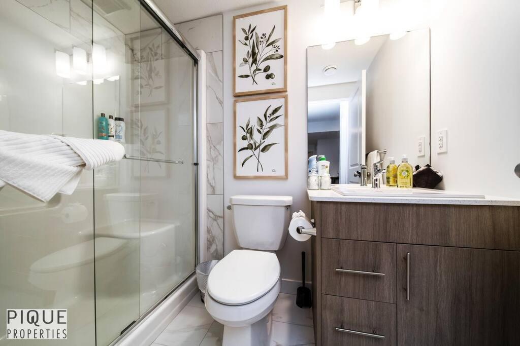 *New* Modern Suite King Bed! Netflix! Sleeps 4! Edmonton Buitenkant foto