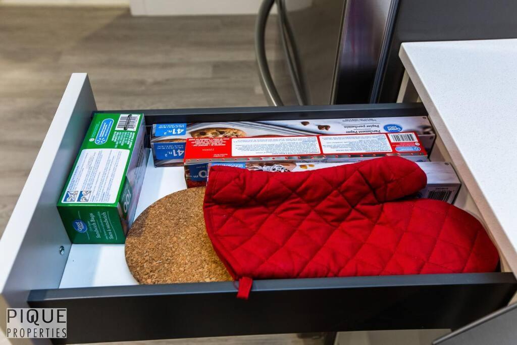 *New* Modern Suite King Bed! Netflix! Sleeps 4! Edmonton Buitenkant foto