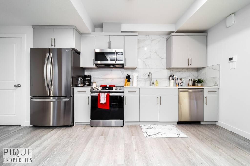 *New* Modern Suite King Bed! Netflix! Sleeps 4! Edmonton Buitenkant foto